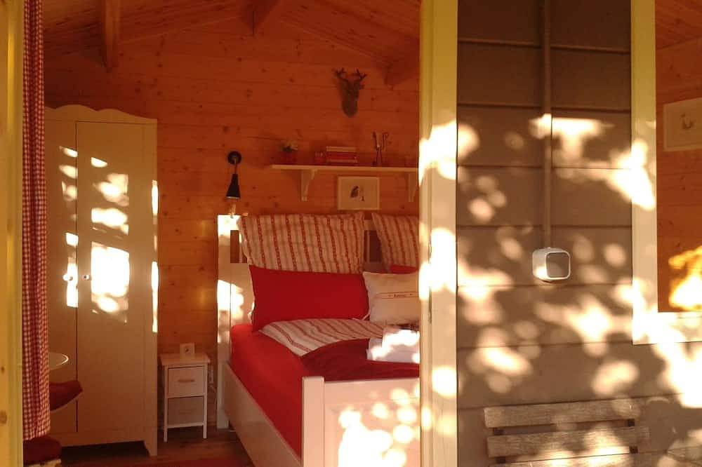 Small wooden hut on the Hilkenberg -Almhütte- for 1-2 persons in the middle of nature in Bodenfelde, Weserbergland