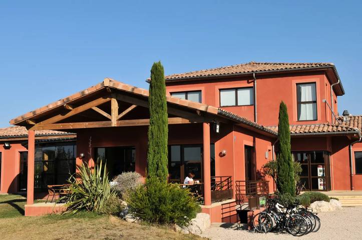 Gîte pour 2 personnes, avec piscine ainsi que sauna et terrasse à Châteauneuf-sur-Isère