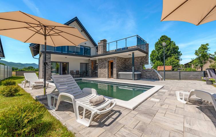 Geräumiges Apartment am Pool mit WLAN und Grill in der Nähe des Flusses Bogdanica in Gospitsch, Lika-Senj