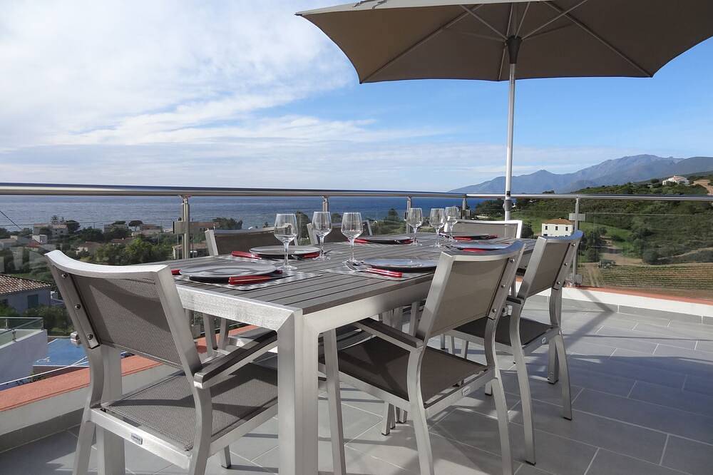 Appartement entier, Appartement T3 Sublime Vue sur Mer, Montagnes & Vignobles. in Saint-Florent, Région de Calvi