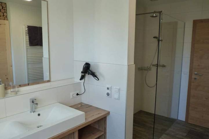 Ferienwohnung für 4 Personen, mit Terrasse und Garten sowie Pool und Sauna am Traunsee - 3