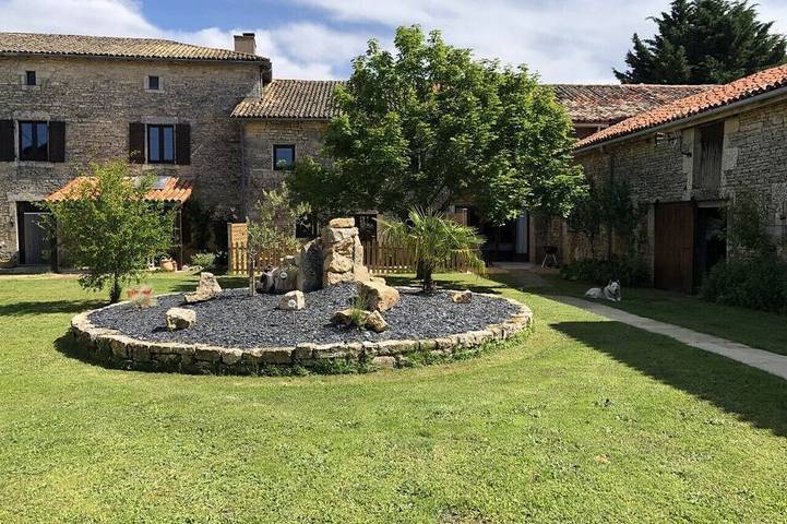 Gîte pour 2 personnes, avec piscine et jardin à Blanzay