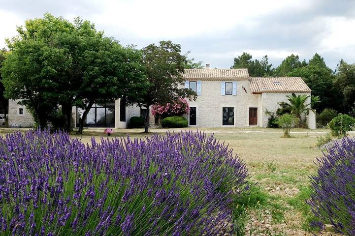 Location de vacances pour 9 personnes, avec Terrasse ainsi que Jardin et Piscine à Solérieux