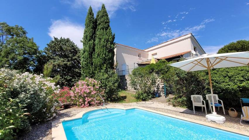 Location de vacances pour 3 personnes, avec vue ainsi que jardin et piscine à Saint-Andéol-de-Berg