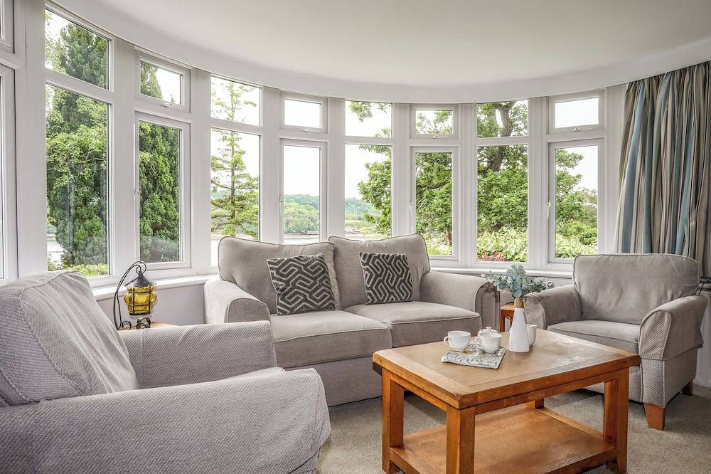 Ynys Castell, pet friendly, country holiday cottage in Menai Bridge in Menai Bridge, Isle of Anglesey