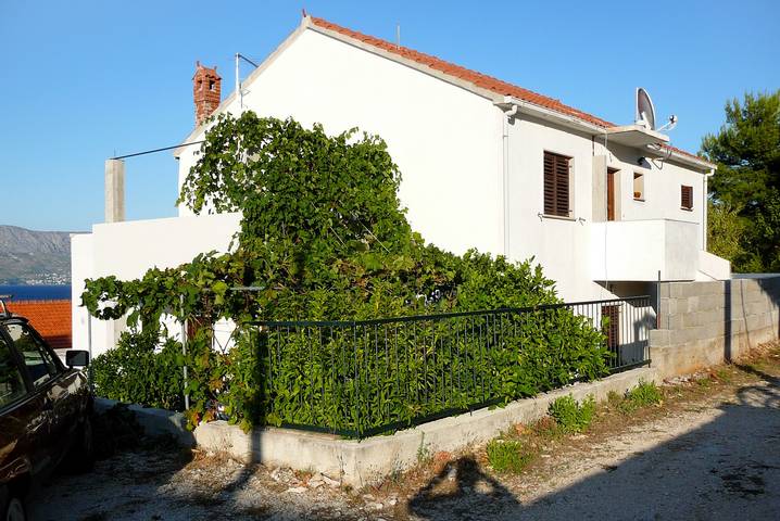 Ganze Wohnung, 1-Zimmer-Ferienwohnung mit Terrasse und Meerblick Postira, Brac -a in Postira, Brac