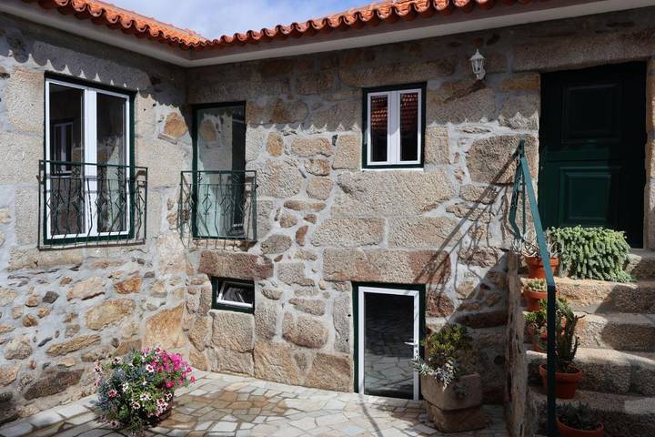 Location de vacances pour 4 personnes, avec vue ainsi que vue sur le lac et jardin, animaux acceptés à Celorico de Basto - 2