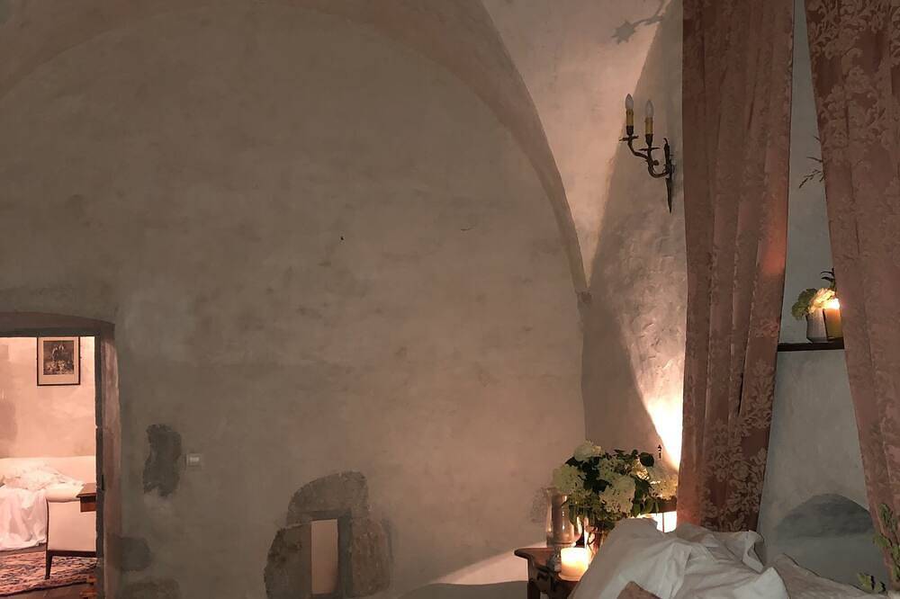 Château de Montanges Domaine du Très-Haut, piscine et spa, mariages/séminaires in Montanges, Nantua