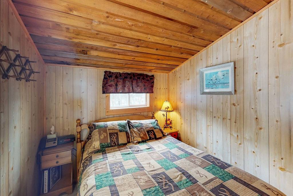 Hütte am See mit privater Bootsrampe und Zugang zum See, umlaufende Veranda, Feuerstelle in Moosehead Lake