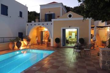 Location de vacances pour 4 personnes, avec jardin et piscine dans Panormos