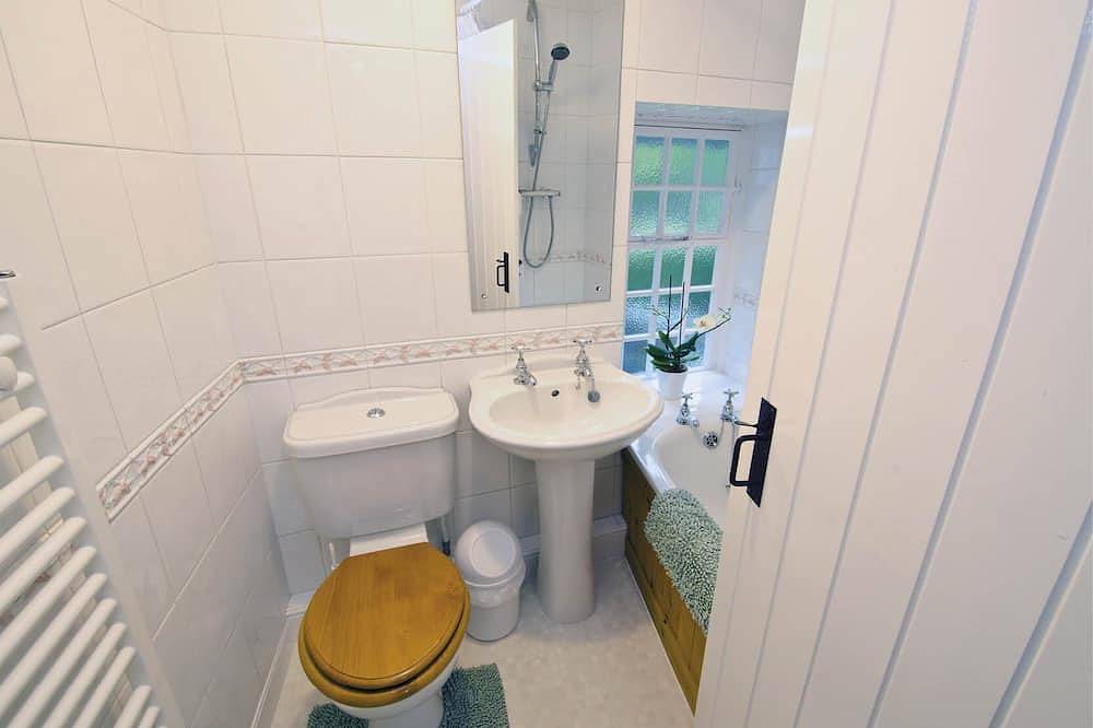 Bryony Cottage, private parking, wifi, sleeps 3, tranquil central location in Ambleside, Lake District