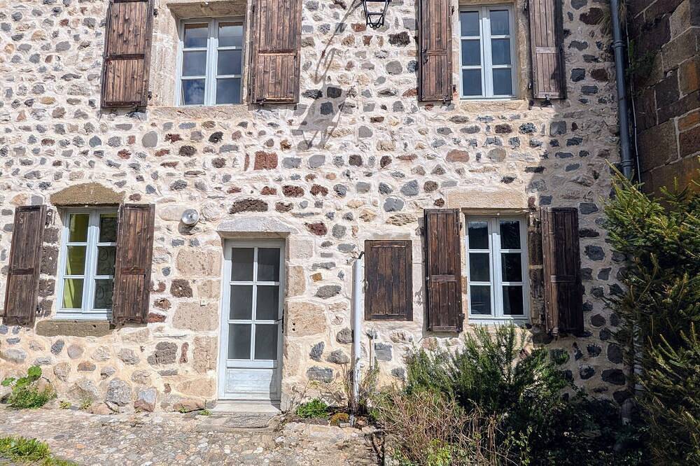 Gîte 4 pers avec cour, vue Loire in Arlempdes, Haute-Loire