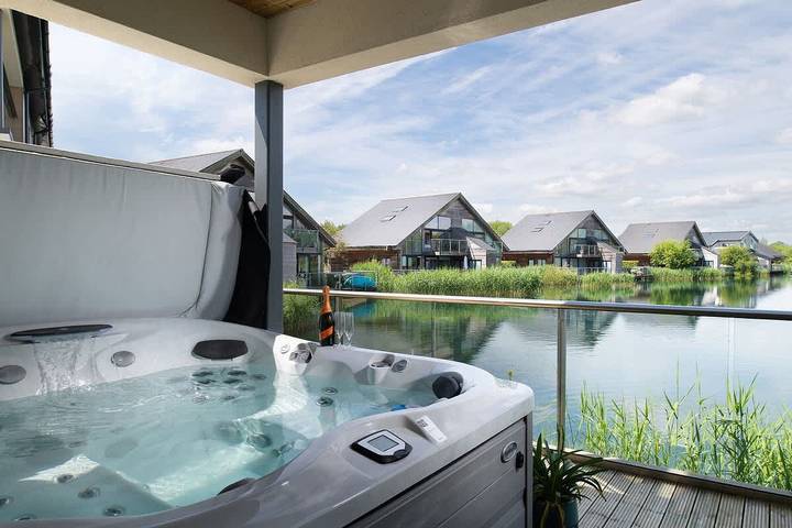 Serendipity | Cotswold Lakehouse | Hot Tub & Kayak in Wiltshire