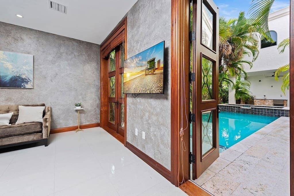 Massive Villa with Gym, Pool, Jacuzzi !! Sleeps 12 in Fort Lauderdale, Broward County