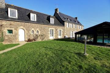 Gîte pour 15 personnes, avec terrasse ainsi que piscine et jardin, animaux acceptés à Ruca