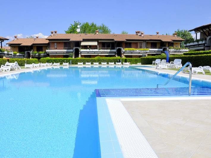 Ferienhaus für 3 Personen, mit Balkon und Terrasse sowie Garten und Pool in Lazise