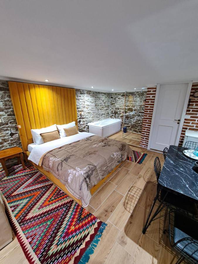 Maison d’hôte pour 3 personnes, avec jardin et vue dans Gjirokastër