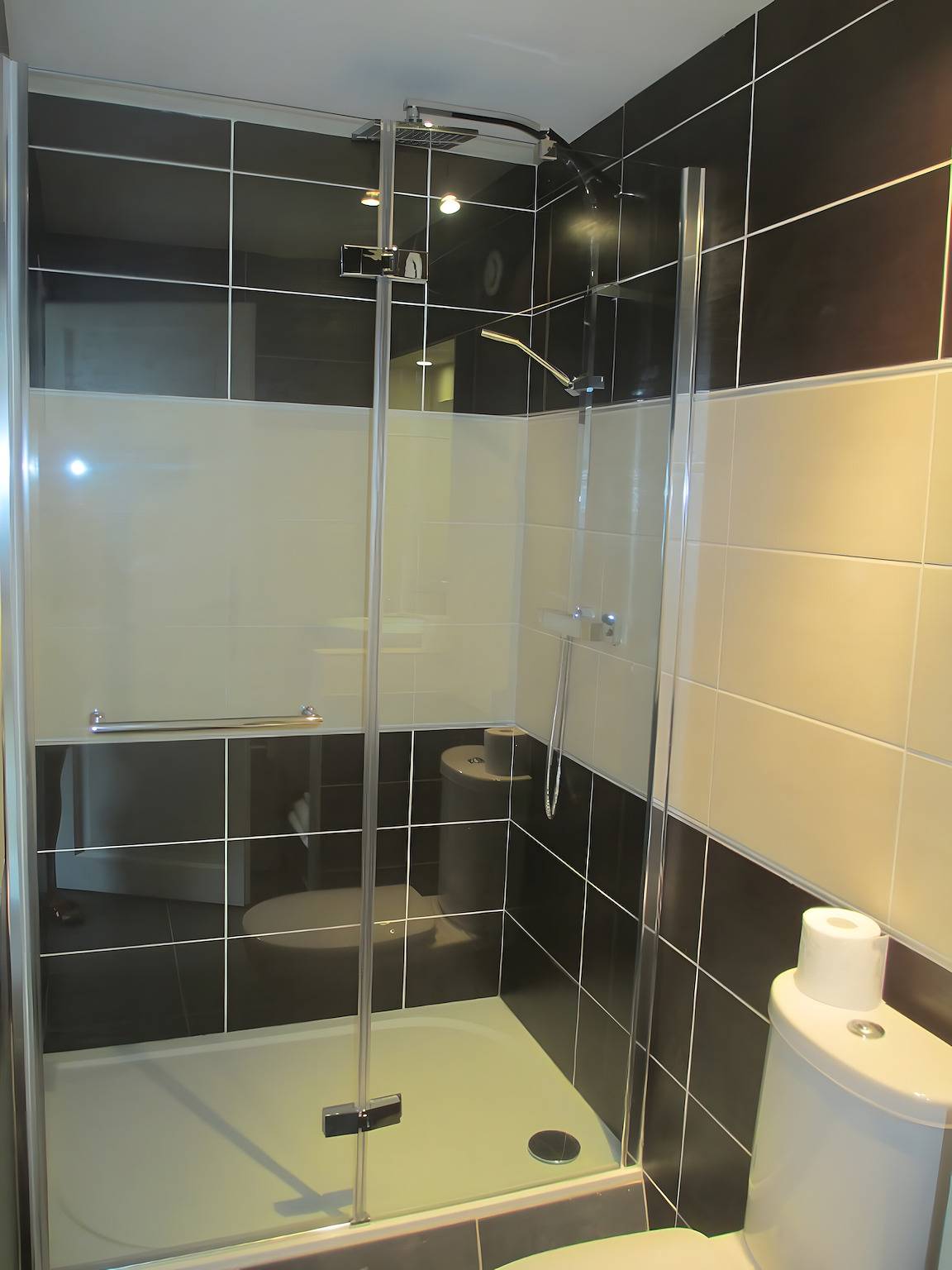 Chambre d’hôtes « Chambre 2 – Jasmin » avec piscine partagée, terrasse commune et Wi-Fi in Saint-Julien-Labrousse, Parc naturel régional des Monts d'Ardèche