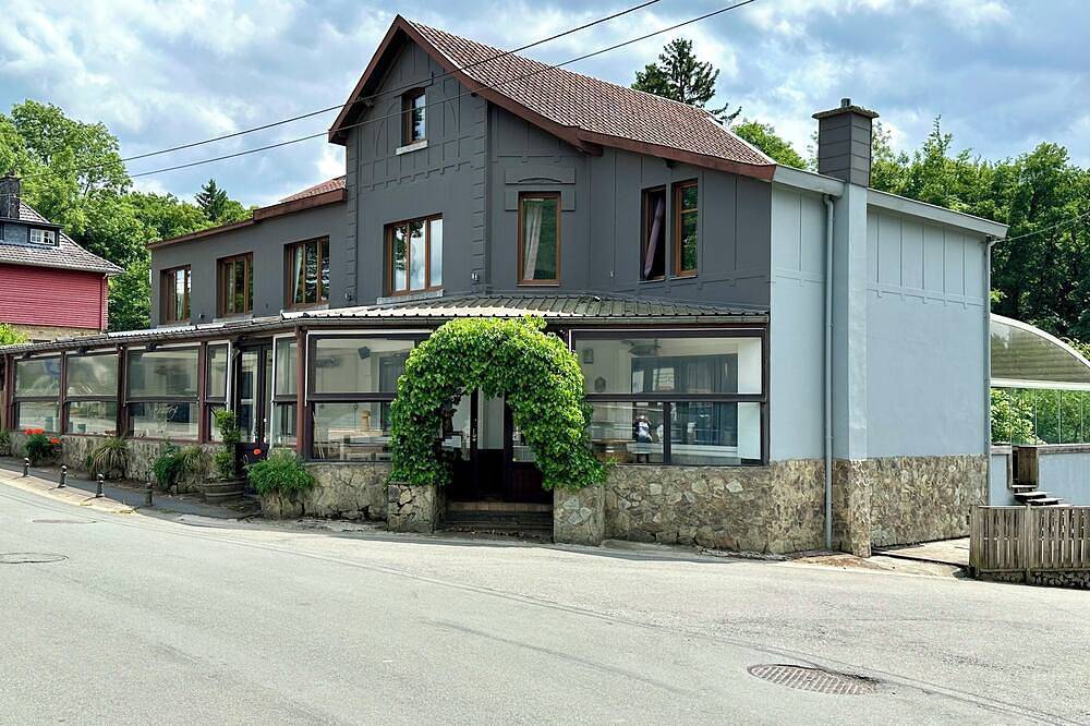 Gite at Lac de Warfa with a pool and a spa in SPA, Liegi e dintorni