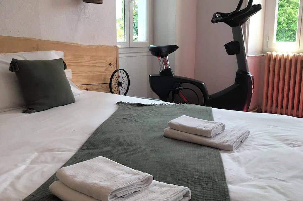 Maison de 6 chambres avec piscine, petits-déjeuners inclus, massages, yoga, parc in Gan, Béarn