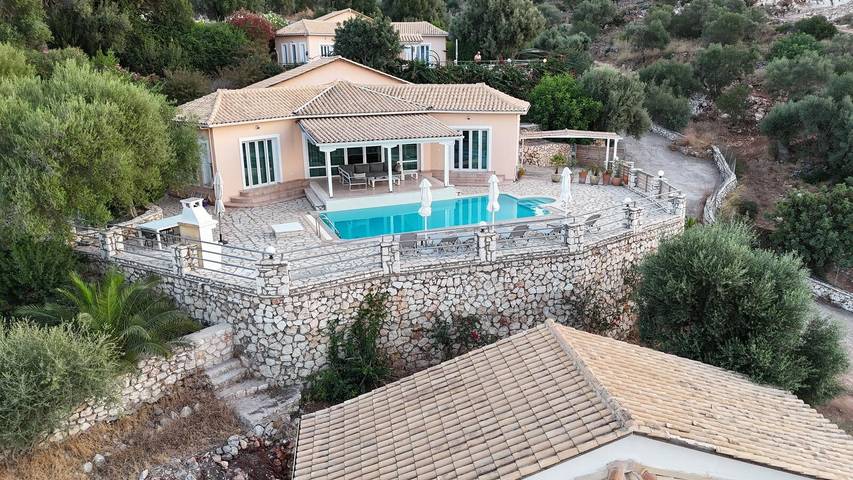 Διαμερίσματα διακοπών για 6 άτομα, με κήπο στα Σύβοτα (Λευκάδα)