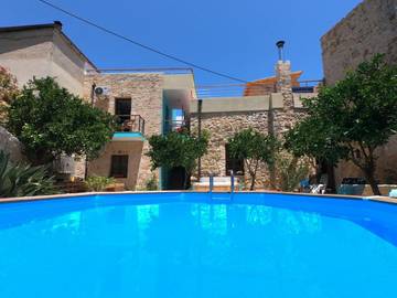 Chambre d’hôte pour 2 personnes, avec vue ainsi que piscine et jardin à Réthymnon