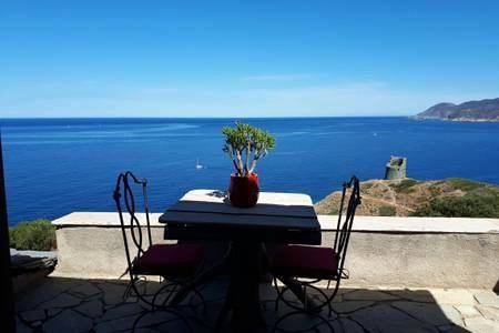 Location de vacances pour 3 personnes, avec Balcon et Terrasse ainsi que Jardin et Vue à Pino