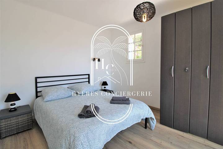 Gîte pour 8 personnes, avec terrasse ainsi que jardin et piscine, adapté aux familles dans Plage Font Brun Carqueiranne - 2