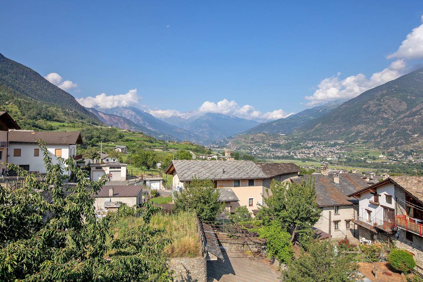 Apartamento entero, Apartamento 'Casa Olma' con vistas a la montaña, terraza privada y Wi-Fi in Gressan, Comune di Gressan