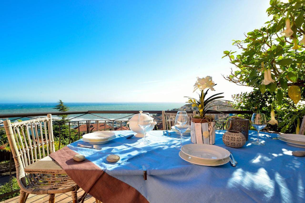 Casa vista mare con wifi, Ac nelle 4 camere da letto e parcheggio privato in Porto Maurizio, Imperia