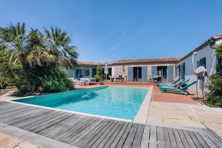 Maison de vacances pour 12 personnes, avec piscine ainsi que terrasse et jardin, adapté aux familles à Rivedoux-Plage