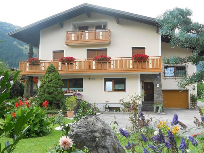 Ferienwohnung für 4 Personen, mit Balkon und Garten sowie Pool in Höfen