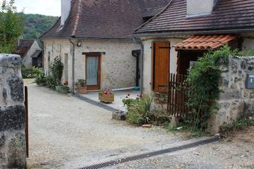Gîte pour 5 personnes, avec terrasse ainsi que piscine et jardin à Cubjac