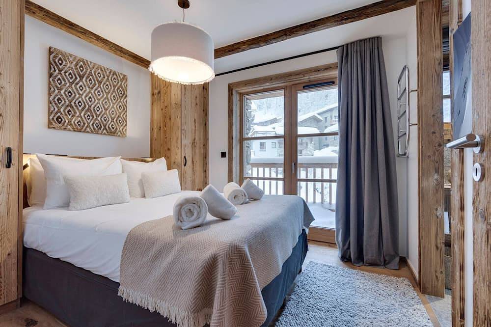 Entire apartment, Garden Apartment Near Fornet Slopes - Cozy, Modern, Ski Storage, Parking in Val-d'Isère, Ruitor Massif