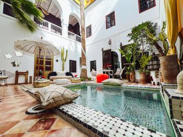 Chambre d’hôte pour 4 personnes, avec piscine ainsi que vue et terrasse à Marrakech