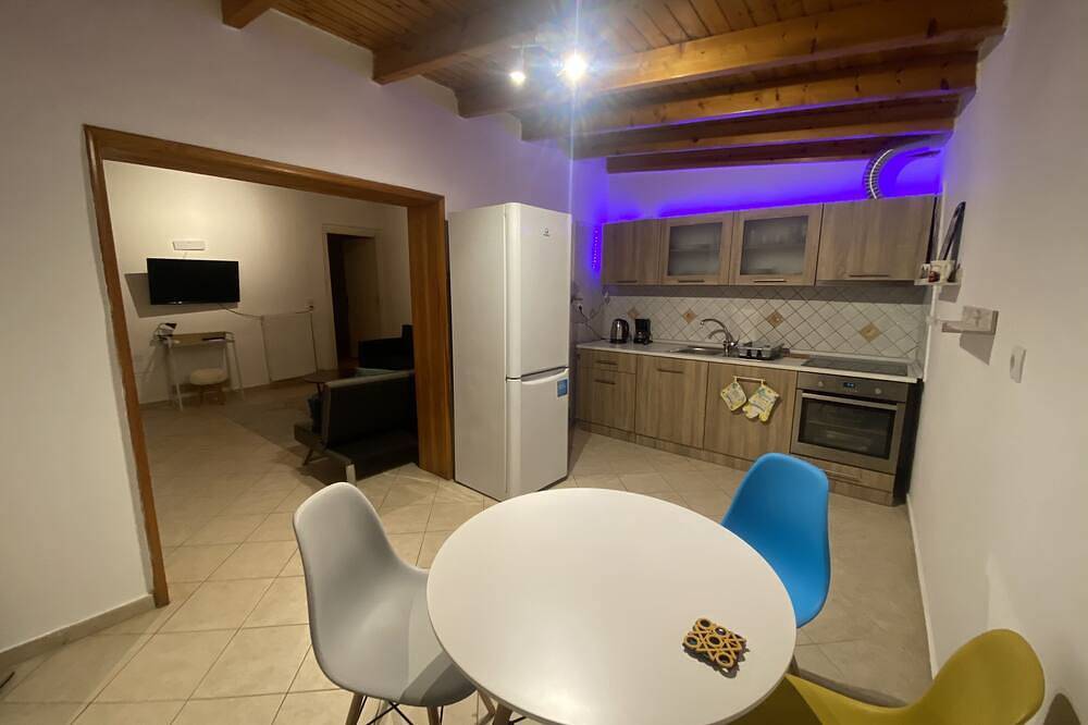 Private Home 10min away from Athens Int Airport. Beach 150meters away in Artemida, Regionalbezirk Ostattika