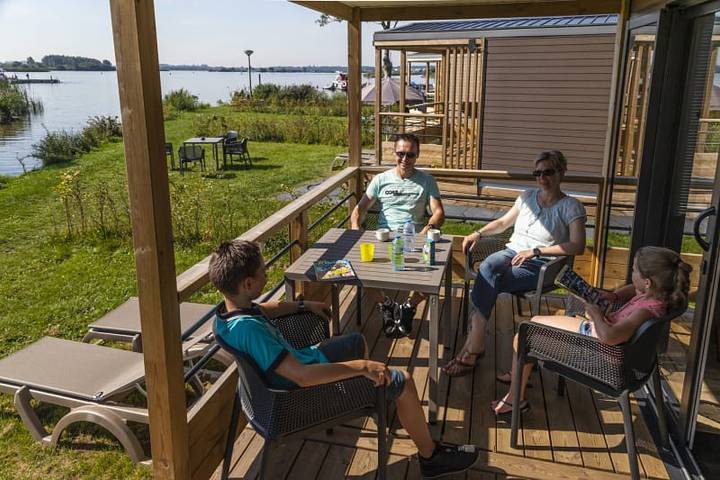 Wohnwagen für 4 Personen, mit Balkon/Terrasse und Terrasse sowie Seeblick in Friesland - 2