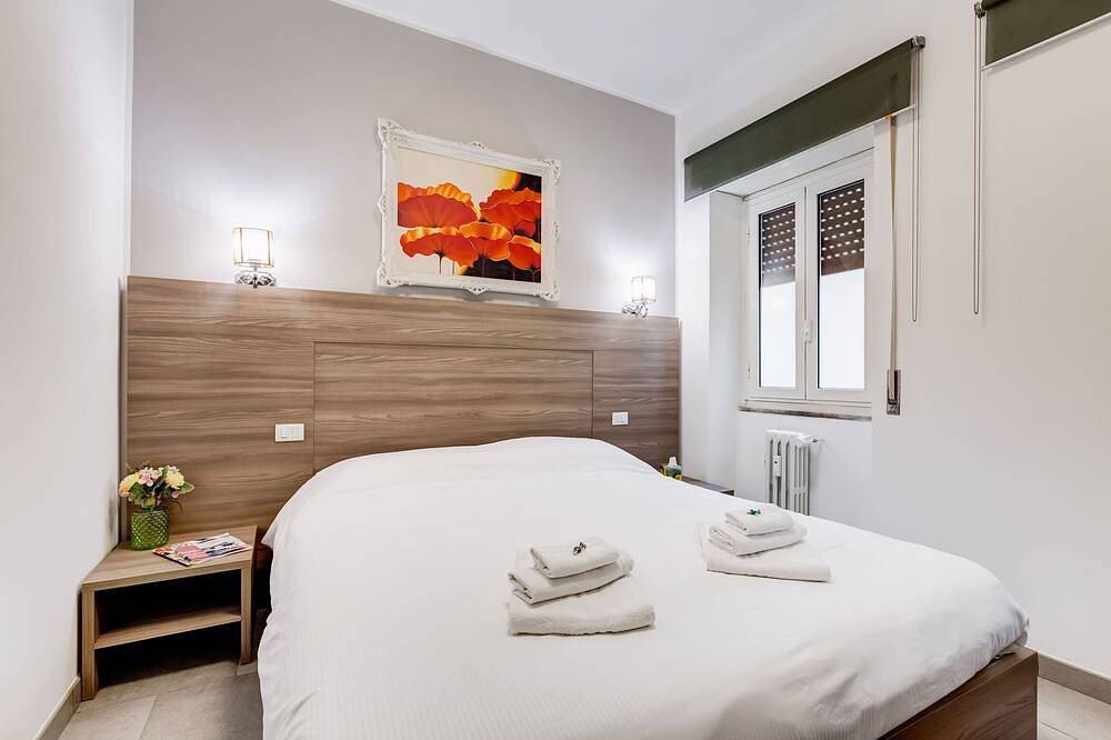 Elegant room, just renovated, facing the Metro, a stone's throw from San Pietro in Roma, Provincia de Roma