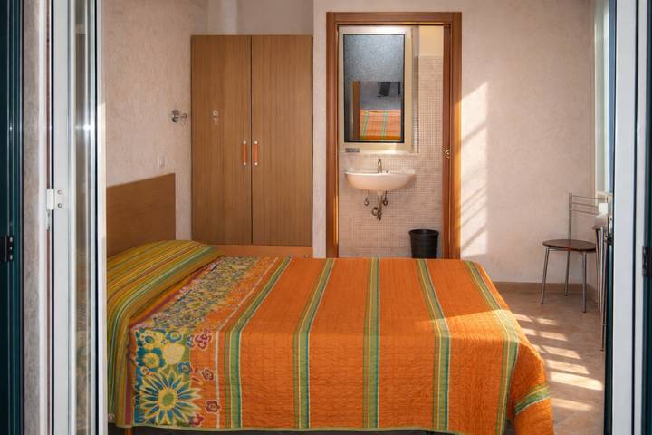 Bed and breakfast for 2 people, with balcony and yard