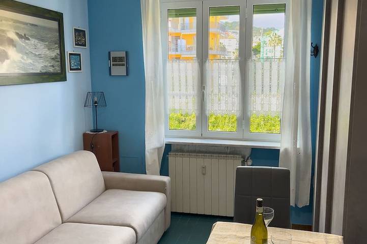 Appartamento intero, Casa Carlotta - Piccolo monolocale per 2, a 200 metri dalla spiaggia, con posto auto in San Bartolomeo al Mare (Città), San Bartolomeo al Mare