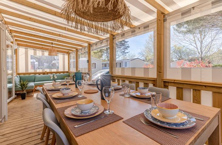 Camping pour 8 personnes, avec terrasse ainsi que jardin et piscine