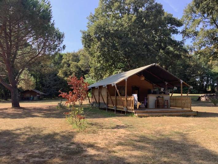 Tente pour 2 personnes, avec Terrasse ainsi que Jardin et Piscine
