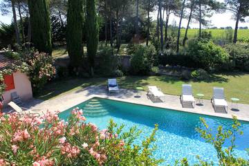 Gîte pour 4 personnes, avec piscine ainsi que jardin et terrasse à Rognes