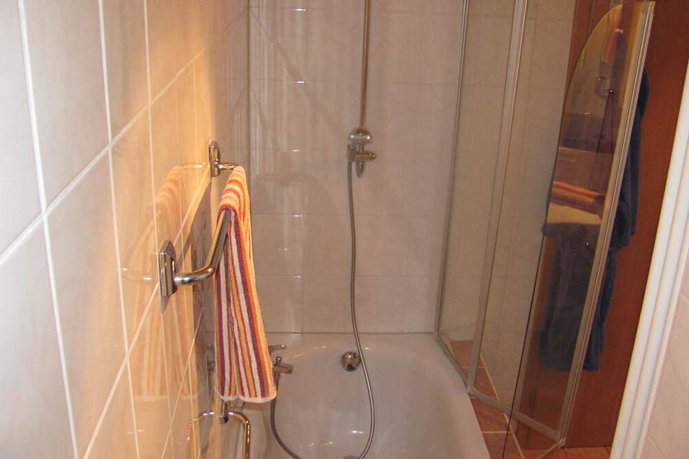 Entire apartment, Vacation apartment 2, 85sqm, 1st floor, 2 bedrooms, 1 living room/kitchen, max. 5 persons - in Europa-Park, Rust