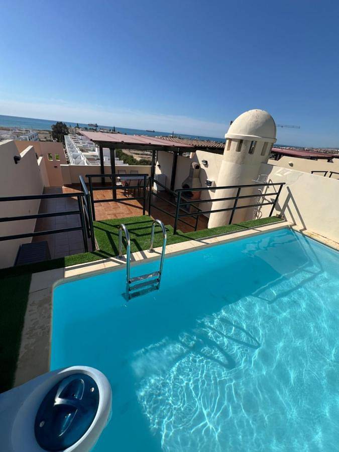 Location de vacances pour 4 personnes, avec vue et piscine ainsi que terrasse et jardin, animaux acceptés à Vera