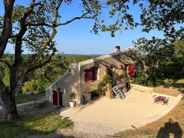 Gîte pour 8 personnes, avec vue et jardin à Thizay