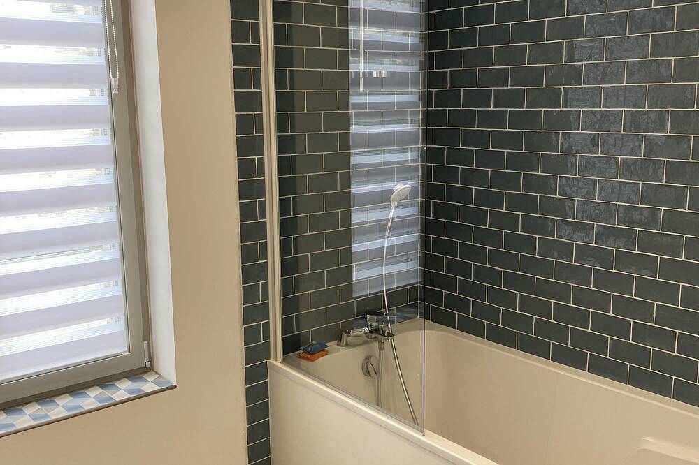 Large 4* gîte: sleeps 12, 6 bedrooms, 4 bathrooms, games room, garden in Laon, Aisne