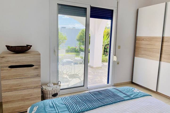 Ferienvilla mit Erfrischungspool und Blick auf das Meer und die Berge. in Rhodos