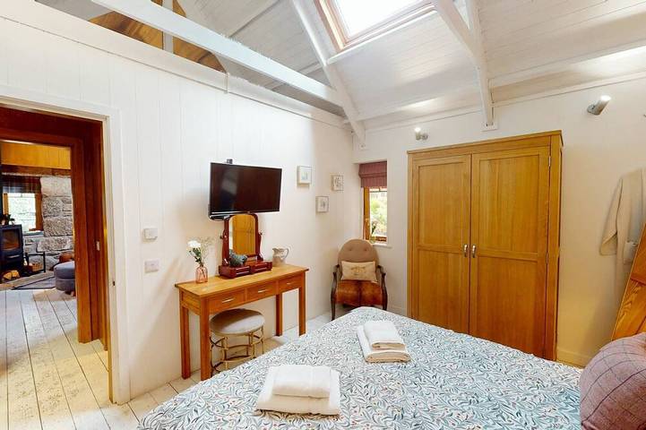Wildcat Lodge - couples retreat for two with a hot tub in Boat of Garten, Highlands