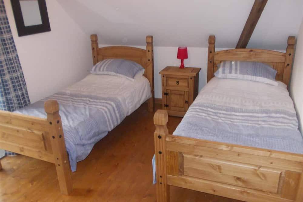 Gable End Cottage Sleeps 5 (3 Bedrooms) with heated pool in Canihuel, Région de Guingamp